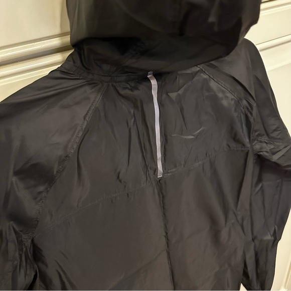 New Balance Women’s Black Windcheater Wind Breaker Jacket Running Biking NWT S - Picture 15 of 16